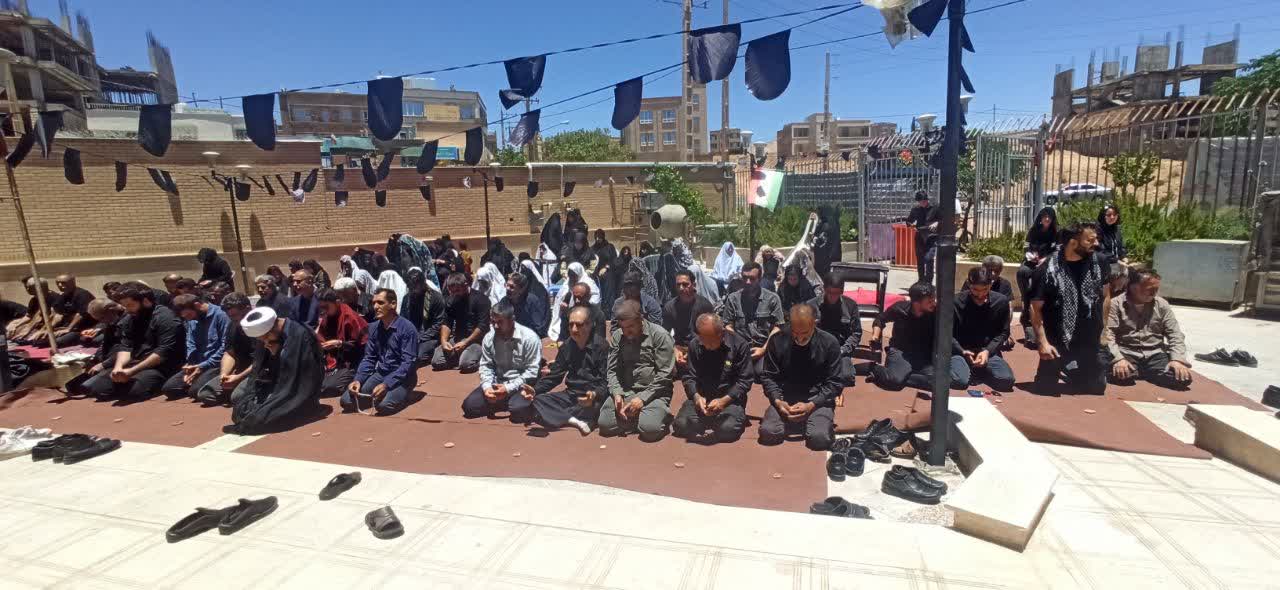 در سالروز شهادت مظلومانه حضرت اباعبدالله الحسین (ع) و یاران باوفای ایشان، نماز ظهر عاشورا با شکوه ویژهای در شهر صدرا برگزار شد. این مراسم که به عنوان یکی از مهمترین آیینهای مذهبی در ظهر عاشورا شناخته میشود، با حضور جمعی از اهالی و عزاداران در مسجد امام جعفر صادق (ع) در محله کشاورزی ترتیب یافت. شرکتکنندگان در این آیین مذهبی، با وجود تابش شدید آفتاب، با حضور در صحن مسجد و فضای پیرامونی آن، آخرین فریضه الهی امام حسین (ع) را در دهمین روز از ماه محرم گرامی داشتند. برگزاری چنین مراسمهای معنوی در سطح شهر صدرا، بازتابدهنده ارادت قلبی ساکنان این شهر به اهلبیت (ع) و اهتمام آنان به تداوم سنتهای دینی در مناسبتهای خاص مذهبی است.