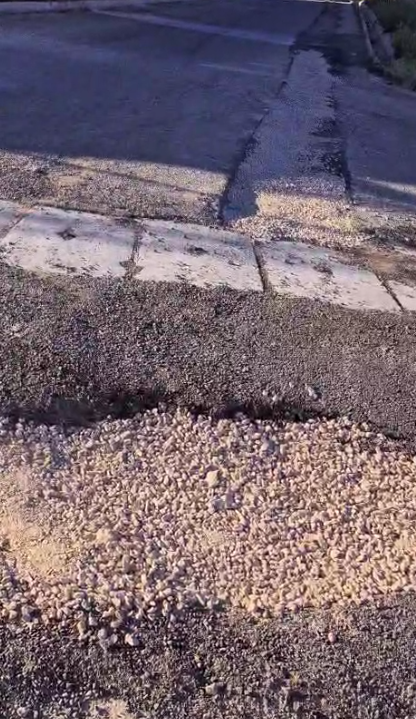 تداوم نشست آسفالت در خیابان شهید سپاسی صدرا پس از حفاری گاز