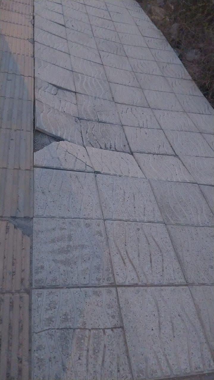 خطر نشست زمین در پیاده‌رو روبه‌روی مدرسه مبین صدرا