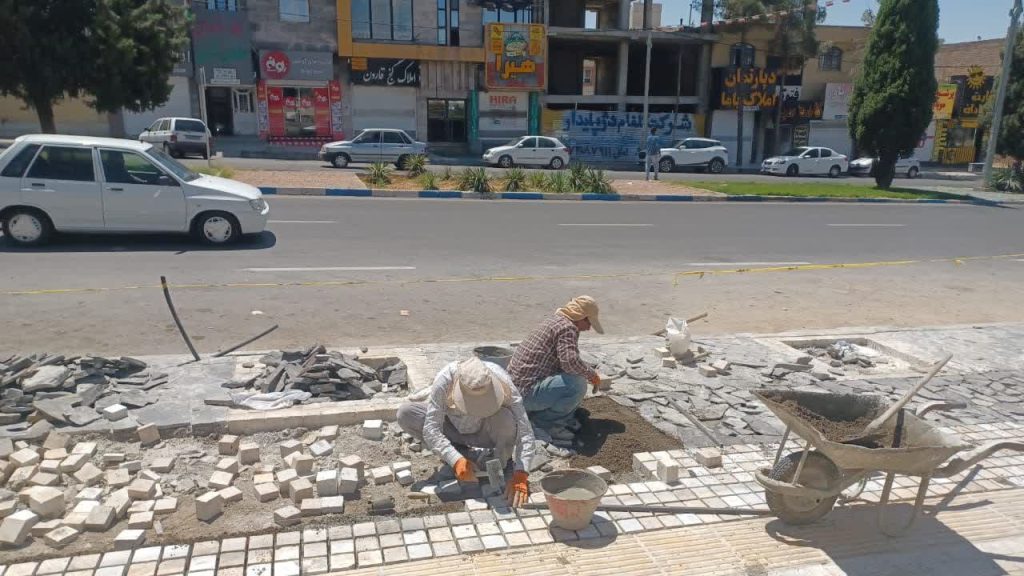 روند تکمیل پیاده‌رو بلوار دانش صدرا با اجرای میدانی در روز تعطیل
