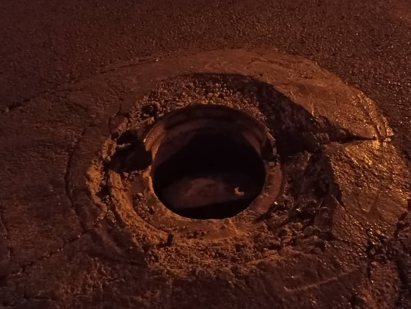 قرارگیری منهول در وسط خیابان عطار صدرا؛ احتمال بروز حادثه برای خودروها