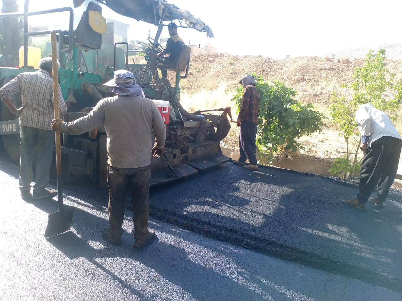 گامی در بهبود زیرساخت‌های شهری؛ روکش آسفالت خیابان نسترن