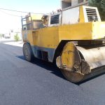 اجرای روکش آسفالت در خیابان نسترن ۳ صدرا