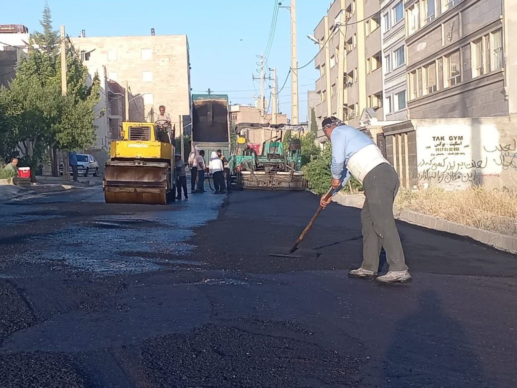 ادامه بهسازی معابر شهری در صدرا با آسفالت مولانا ۷