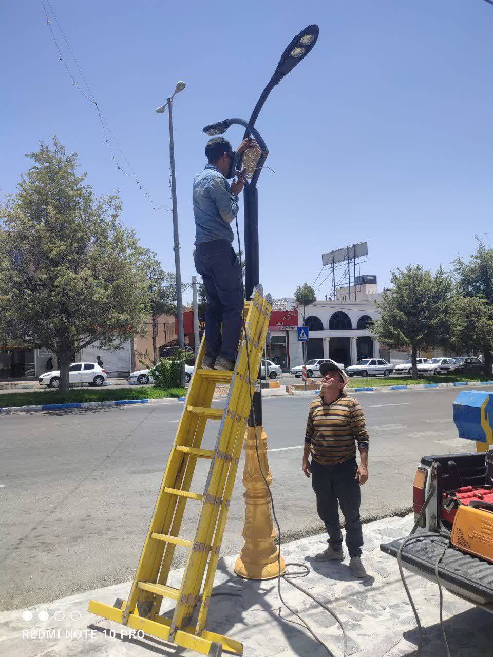 ارتقای ایمنی تردد در پیاده‌راه دانش صدرا با نصب ستون‌های روشنایی
