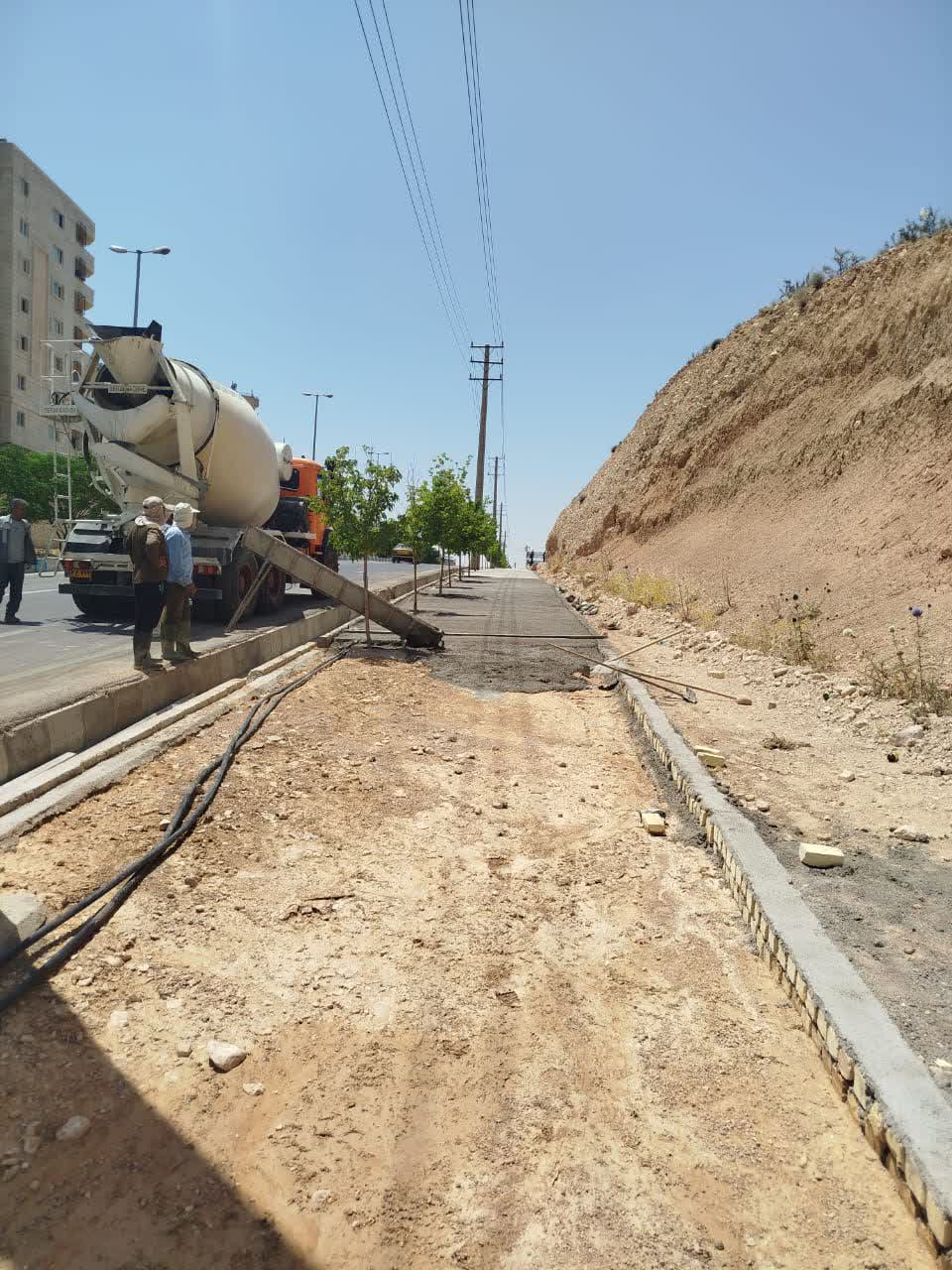 بتن‌ریزی پیاده‌رو بلوار فردوسی صدرا