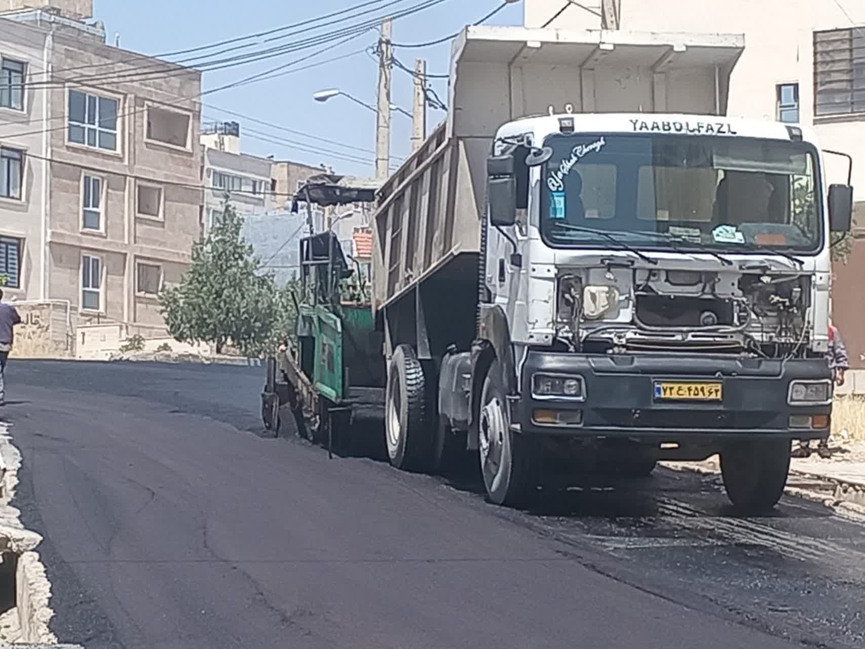 روکش آسفالت خیابان سروناز در شهر صدرا انجام شد