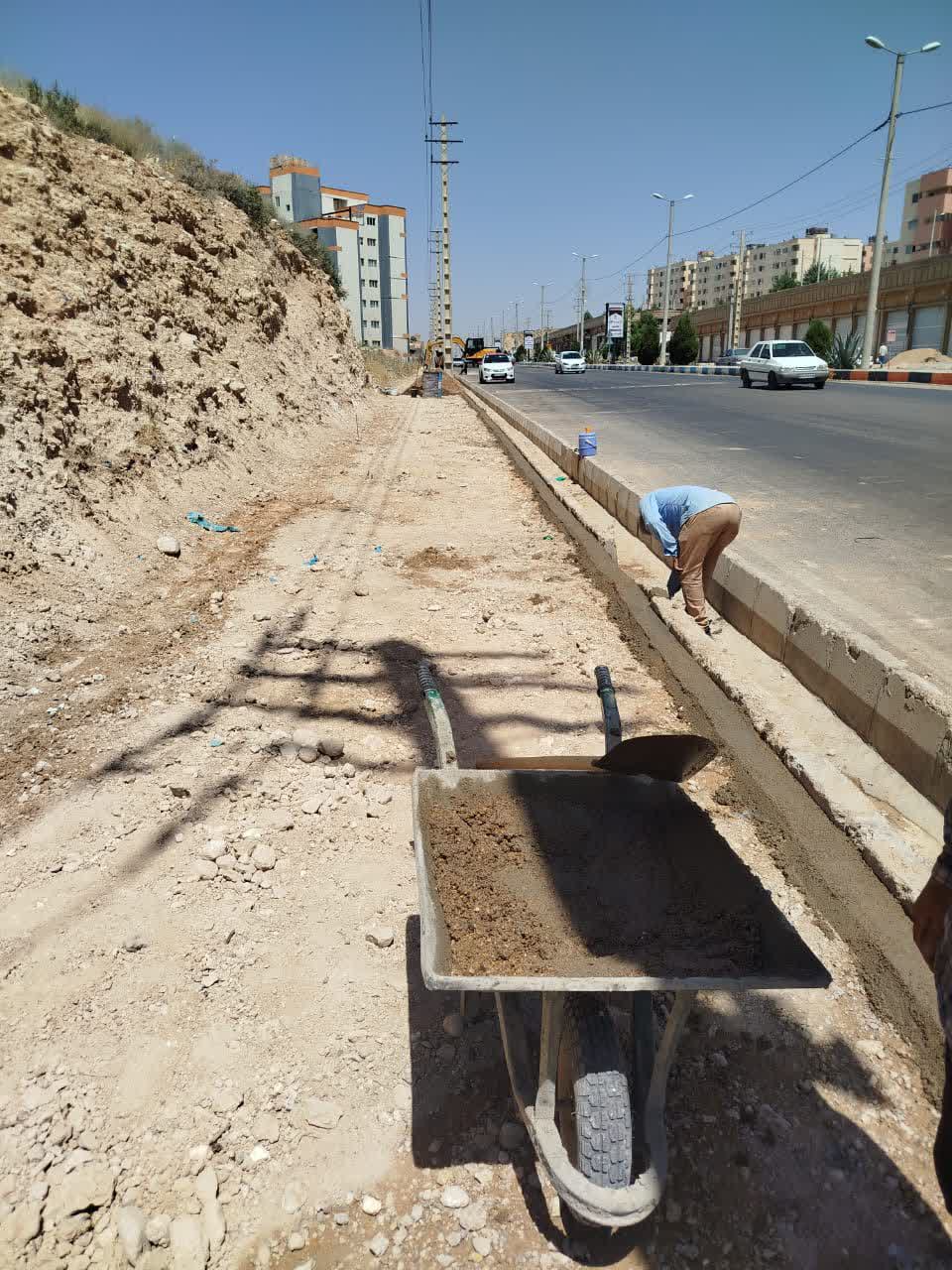 پیاده‌روسازی حدفاصل سینما پردیس تا چهارراه امام خمینی در صدرا آغاز شد